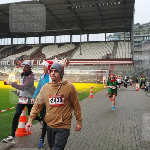 07.12.2025 - St. Pauli X-Mass-Run No. 15 Fabian Wolf http://msf.ph/oto/9420805 07.12.2025 11:41:56 Ziel 15, 2231, 2435, 3222, 3479, 3717, 3718, 3922, 3923 meine-sportfotos.de