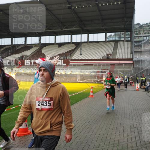 07.12.2025 - St. Pauli X-Mass-Run No. 15 Fabian Wolf http://msf.ph/oto/9420806 07.12.2025 11:41:56 Ziel 15, 2231, 2435, 3222, 3479, 3717, 3718, 3922, 3923 meine-sportfotos.de