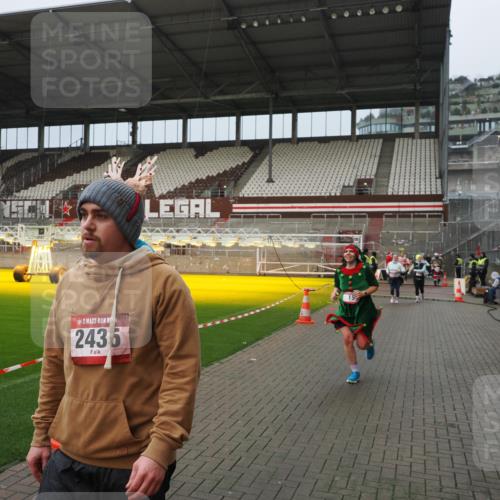 07.12.2025 - St. Pauli X-Mass-Run No. 15 Fabian Wolf http://msf.ph/oto/9420807 07.12.2025 11:41:57 Ziel 15, 2435, 3222, 3479, 3717, 3718, 3922, 3923 meine-sportfotos.de
