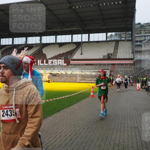 07.12.2025 - St. Pauli X-Mass-Run No. 15 Fabian Wolf http://msf.ph/oto/9420808 07.12.2025 11:41:57 Ziel 15, 2435, 3222, 3479, 3717, 3718, 3922, 3923 meine-sportfotos.de