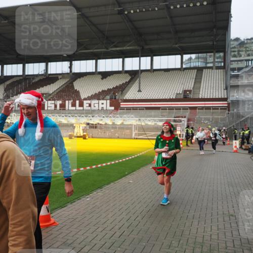 07.12.2025 - St. Pauli X-Mass-Run No. 15 Fabian Wolf http://msf.ph/oto/9420809 07.12.2025 11:41:57 Ziel 15, 2435, 3222, 3479, 3717, 3718, 3922, 3923 meine-sportfotos.de