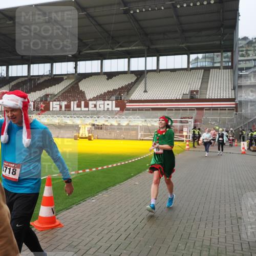 07.12.2025 - St. Pauli X-Mass-Run No. 15 Fabian Wolf http://msf.ph/oto/9420810 07.12.2025 11:41:57 Ziel 15, 2435, 3222, 3479, 3717, 3718, 3922, 3923 meine-sportfotos.de