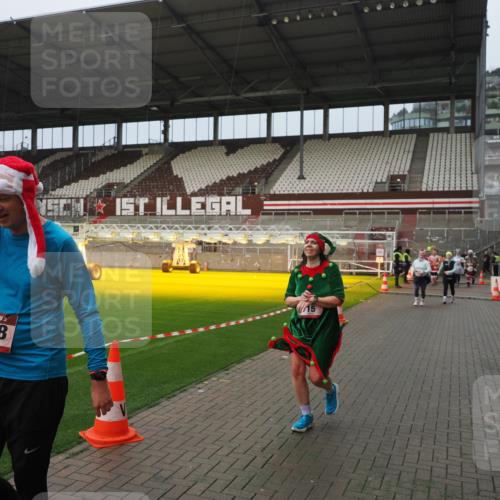 07.12.2025 - St. Pauli X-Mass-Run No. 15 Fabian Wolf http://msf.ph/oto/9420811 07.12.2025 11:41:57 Ziel 15, 2435, 3222, 3479, 3717, 3718, 3922, 3923 meine-sportfotos.de