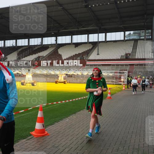 07.12.2025 - St. Pauli X-Mass-Run No. 15 Fabian Wolf http://msf.ph/oto/9420812 07.12.2025 11:41:58 Ziel 15, 462, 2291, 2435, 3222, 3479, 3717, 3718, 3922, 3923 meine-sportfotos.de