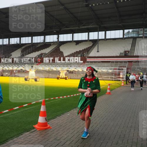 07.12.2025 - St. Pauli X-Mass-Run No. 15 Fabian Wolf http://msf.ph/oto/9420813 07.12.2025 11:41:58 Ziel 15, 462, 2291, 2435, 3222, 3479, 3717, 3718, 3922, 3923 meine-sportfotos.de