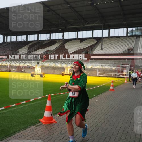 07.12.2025 - St. Pauli X-Mass-Run No. 15 Fabian Wolf http://msf.ph/oto/9420815 07.12.2025 11:41:58 Ziel 15, 462, 2291, 2435, 3222, 3479, 3717, 3718, 3922, 3923 meine-sportfotos.de