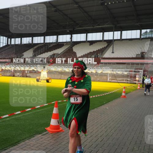 07.12.2025 - St. Pauli X-Mass-Run No. 15 Fabian Wolf http://msf.ph/oto/9420816 07.12.2025 11:41:58 Ziel 15, 462, 2291, 2435, 3222, 3479, 3717, 3718, 3922, 3923 meine-sportfotos.de