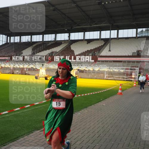 07.12.2025 - St. Pauli X-Mass-Run No. 15 Fabian Wolf http://msf.ph/oto/9420817 07.12.2025 11:41:59 Ziel 15, 462, 465, 2291, 2435, 3479, 3717, 3718, 3922, 3923, 4605 meine-sportfotos.de