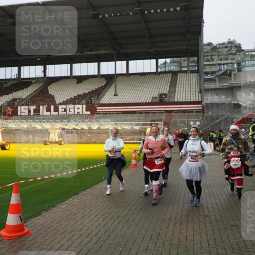 07.12.2025 - St. Pauli X-Mass-Run No. 15 Fabian Wolf http://msf.ph/oto/9420820 07.12.2025 11:42:06 Ziel 15, 462, 465, 1834, 2291, 3717, 3718, 3810, 3922, 3923, 4605 meine-sportfotos.de