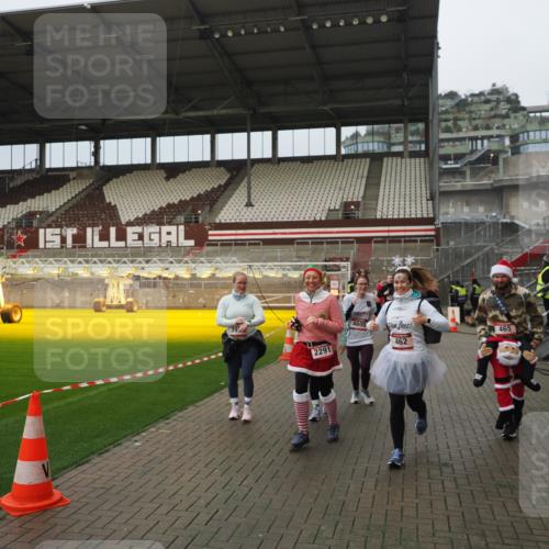07.12.2025 - St. Pauli X-Mass-Run No. 15 Fabian Wolf http://msf.ph/oto/9420821 07.12.2025 11:42:06 Ziel 15, 462, 465, 1834, 2291, 3717, 3718, 3810, 3922, 3923, 4605 meine-sportfotos.de