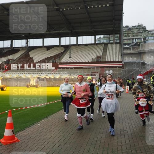 07.12.2025 - St. Pauli X-Mass-Run No. 15 Fabian Wolf http://msf.ph/oto/9420822 07.12.2025 11:42:06 Ziel 15, 462, 465, 1834, 2291, 3717, 3718, 3810, 3922, 3923, 4605 meine-sportfotos.de