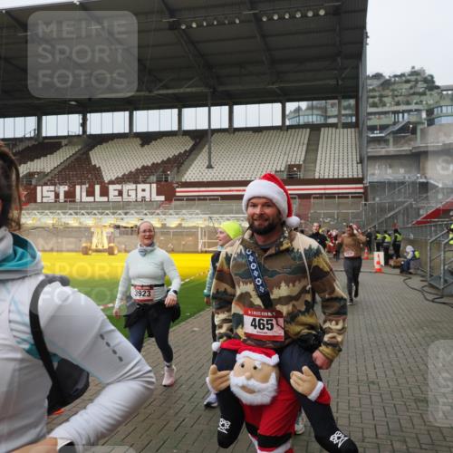 07.12.2025 - St. Pauli X-Mass-Run No. 15 Fabian Wolf http://msf.ph/oto/9420828 07.12.2025 11:42:08 Ziel 15, 462, 465, 1834, 2291, 3717, 3810, 3903, 3922, 3923, 4605 meine-sportfotos.de