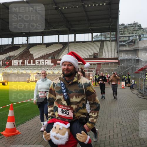 07.12.2025 - St. Pauli X-Mass-Run No. 15 Fabian Wolf http://msf.ph/oto/9420829 07.12.2025 11:42:08 Ziel 15, 462, 465, 1834, 2291, 3717, 3810, 3903, 3922, 3923, 4605 meine-sportfotos.de