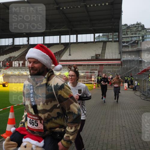 07.12.2025 - St. Pauli X-Mass-Run No. 15 Fabian Wolf http://msf.ph/oto/9420830 07.12.2025 11:42:08 Ziel 15, 462, 465, 1834, 2291, 3717, 3810, 3903, 3922, 3923, 4605 meine-sportfotos.de