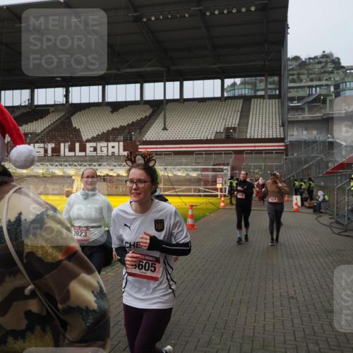 07.12.2025 - St. Pauli X-Mass-Run No. 15 Fabian Wolf http://msf.ph/oto/9420831 07.12.2025 11:42:08 Ziel 15, 462, 465, 1834, 2291, 3717, 3810, 3903, 3922, 3923, 4605 meine-sportfotos.de