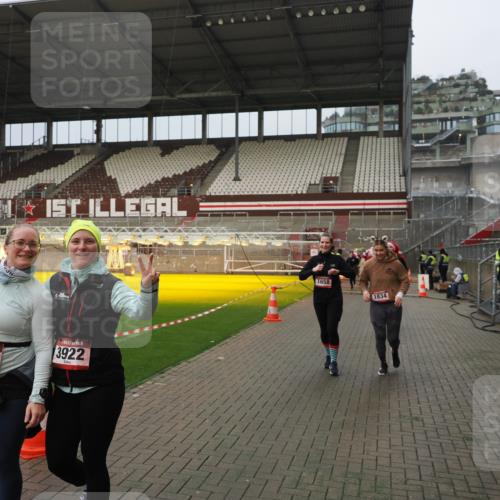 07.12.2025 - St. Pauli X-Mass-Run No. 15 Fabian Wolf http://msf.ph/oto/9420833 07.12.2025 11:42:09 Ziel 15, 462, 465, 1834, 2291, 3717, 3810, 3903, 3905, 3906, 3908, 3922, 3923, 4605 meine-sportfotos.de