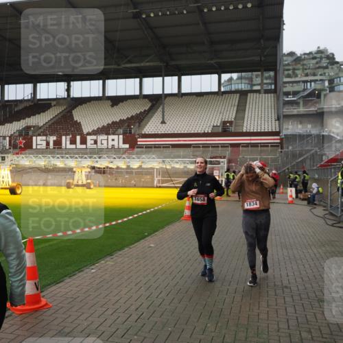 07.12.2025 - St. Pauli X-Mass-Run No. 15 Fabian Wolf http://msf.ph/oto/9420834 07.12.2025 11:42:10 Ziel 15, 462, 465, 1834, 2291, 3717, 3810, 3903, 3905, 3906, 3908, 3922, 3923, 4605 meine-sportfotos.de
