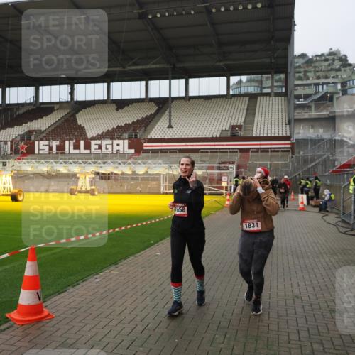 07.12.2025 - St. Pauli X-Mass-Run No. 15 Fabian Wolf http://msf.ph/oto/9420836 07.12.2025 11:42:10 Ziel 15, 462, 465, 1834, 2291, 3717, 3810, 3903, 3905, 3906, 3908, 3922, 3923, 4605 meine-sportfotos.de