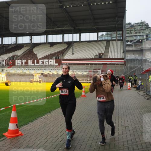 07.12.2025 - St. Pauli X-Mass-Run No. 15 Fabian Wolf http://msf.ph/oto/9420837 07.12.2025 11:42:11 Ziel 15, 462, 465, 1834, 2291, 3717, 3810, 3903, 3905, 3906, 3908, 3922, 3923, 4605 meine-sportfotos.de