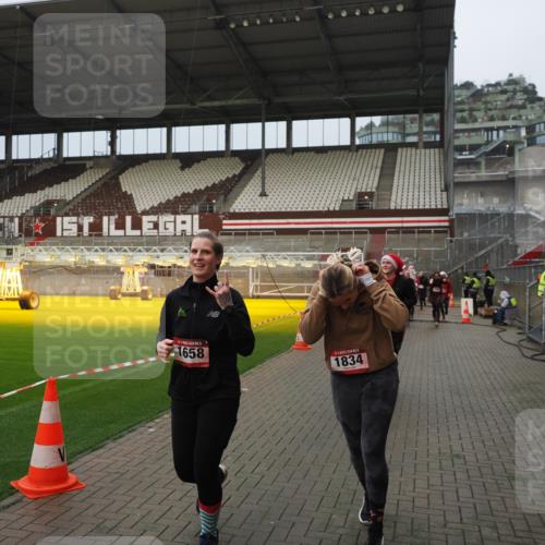 07.12.2025 - St. Pauli X-Mass-Run No. 15 Fabian Wolf http://msf.ph/oto/9420838 07.12.2025 11:42:11 Ziel 15, 462, 465, 1834, 2291, 3717, 3810, 3903, 3905, 3906, 3908, 3922, 3923, 4605 meine-sportfotos.de