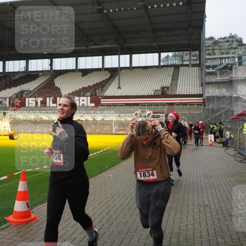07.12.2025 - St. Pauli X-Mass-Run No. 15 Fabian Wolf http://msf.ph/oto/9420839 07.12.2025 11:42:11 Ziel 15, 462, 465, 1834, 2291, 3717, 3810, 3903, 3905, 3906, 3908, 3922, 3923, 4605 meine-sportfotos.de