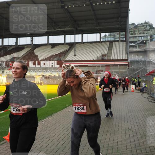 07.12.2025 - St. Pauli X-Mass-Run No. 15 Fabian Wolf http://msf.ph/oto/9420840 07.12.2025 11:42:11 Ziel 15, 462, 465, 1834, 2291, 3717, 3810, 3903, 3905, 3906, 3908, 3922, 3923, 4605 meine-sportfotos.de