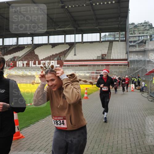 07.12.2025 - St. Pauli X-Mass-Run No. 15 Fabian Wolf http://msf.ph/oto/9420841 07.12.2025 11:42:12 Ziel 462, 465, 1834, 2291, 3717, 3810, 3903, 3905, 3906, 3908, 3922, 3923, 4605, 4614 meine-sportfotos.de