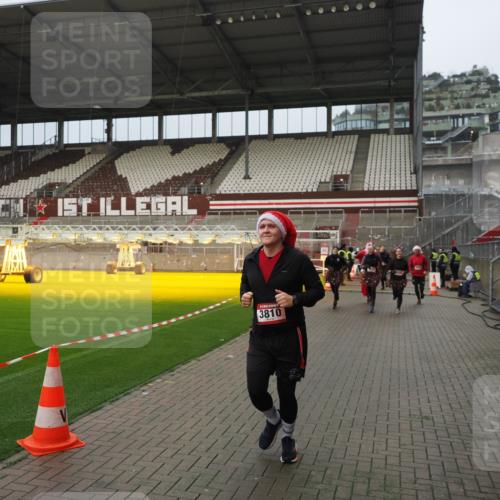 07.12.2025 - St. Pauli X-Mass-Run No. 15 Fabian Wolf http://msf.ph/oto/9420842 07.12.2025 11:42:13 Ziel 462, 465, 1834, 2291, 3810, 3903, 3905, 3906, 3908, 3922, 3923, 4605, 4614 meine-sportfotos.de