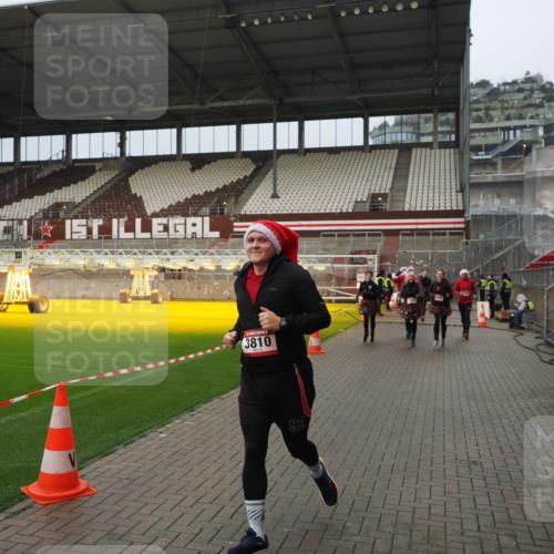 07.12.2025 - St. Pauli X-Mass-Run No. 15 Fabian Wolf http://msf.ph/oto/9420843 07.12.2025 11:42:13 Ziel 462, 465, 1834, 2291, 3810, 3903, 3905, 3906, 3908, 3922, 3923, 4605, 4614 meine-sportfotos.de