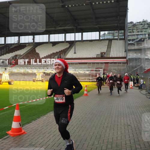 07.12.2025 - St. Pauli X-Mass-Run No. 15 Fabian Wolf http://msf.ph/oto/9420844 07.12.2025 11:42:13 Ziel 462, 465, 1834, 2291, 3810, 3903, 3905, 3906, 3908, 3922, 3923, 4605, 4614 meine-sportfotos.de