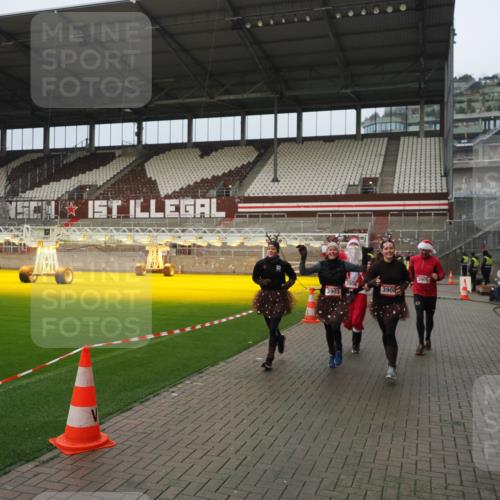 07.12.2025 - St. Pauli X-Mass-Run No. 15 Fabian Wolf http://msf.ph/oto/9420845 07.12.2025 11:42:15 Ziel 462, 465, 1834, 2291, 3810, 3903, 3905, 3906, 3908, 3922, 4605, 4614 meine-sportfotos.de