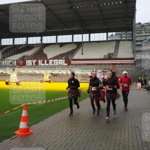 07.12.2025 - St. Pauli X-Mass-Run No. 15 Fabian Wolf http://msf.ph/oto/9420847 07.12.2025 11:42:16 Ziel 462, 465, 1834, 2291, 3810, 3903, 3905, 3906, 3908, 4605, 4614 meine-sportfotos.de