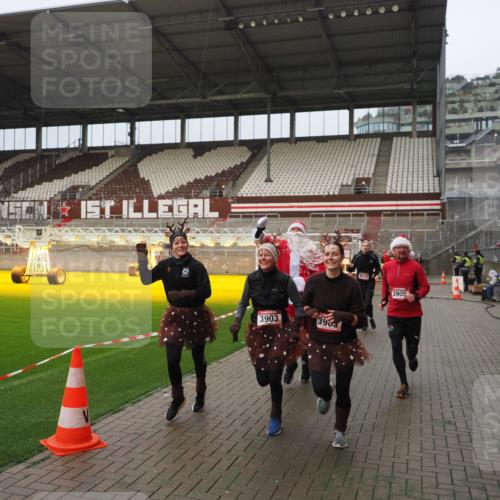 07.12.2025 - St. Pauli X-Mass-Run No. 15 Fabian Wolf http://msf.ph/oto/9420849 07.12.2025 11:42:16 Ziel 462, 465, 1834, 2291, 3810, 3903, 3905, 3906, 3908, 4605, 4614 meine-sportfotos.de