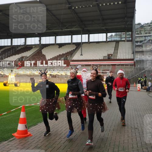07.12.2025 - St. Pauli X-Mass-Run No. 15 Fabian Wolf http://msf.ph/oto/9420850 07.12.2025 11:42:17 Ziel 462, 465, 1834, 2291, 3810, 3903, 3905, 3906, 3908, 4605, 4614 meine-sportfotos.de