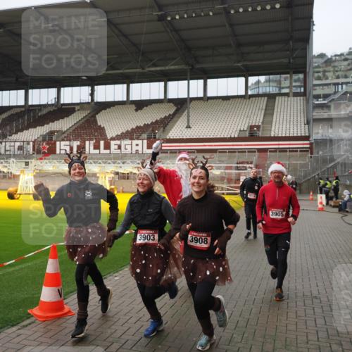 07.12.2025 - St. Pauli X-Mass-Run No. 15 Fabian Wolf http://msf.ph/oto/9420851 07.12.2025 11:42:17 Ziel 462, 465, 1834, 2291, 3810, 3903, 3905, 3906, 3908, 4605, 4614 meine-sportfotos.de