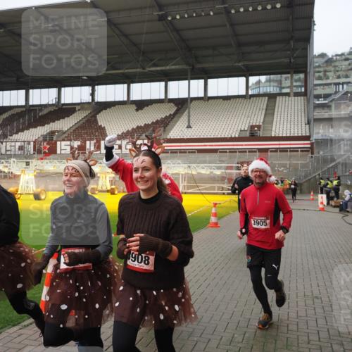 07.12.2025 - St. Pauli X-Mass-Run No. 15 Fabian Wolf http://msf.ph/oto/9420853 07.12.2025 11:42:17 Ziel 462, 465, 1834, 2291, 3810, 3903, 3905, 3906, 3908, 4605, 4614 meine-sportfotos.de