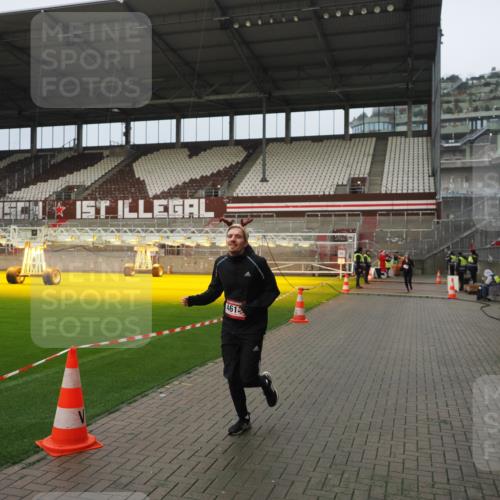 07.12.2025 - St. Pauli X-Mass-Run No. 15 Fabian Wolf http://msf.ph/oto/9420856 07.12.2025 11:42:19 Ziel 465, 1288, 1834, 3810, 3903, 3905, 3906, 3908, 4605, 4614 meine-sportfotos.de