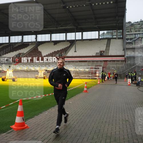 07.12.2025 - St. Pauli X-Mass-Run No. 15 Fabian Wolf http://msf.ph/oto/9420857 07.12.2025 11:42:19 Ziel 465, 1288, 1834, 3810, 3903, 3905, 3906, 3908, 4605, 4614 meine-sportfotos.de