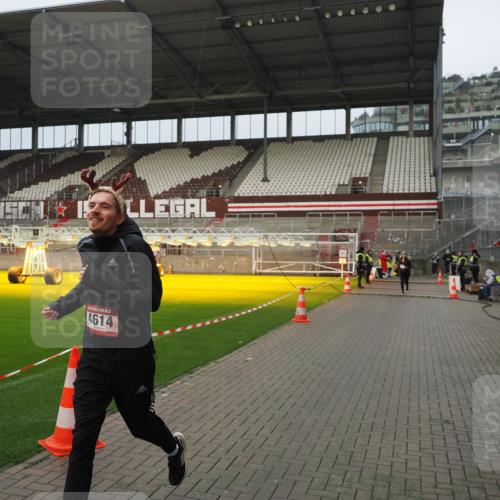 07.12.2025 - St. Pauli X-Mass-Run No. 15 Fabian Wolf http://msf.ph/oto/9420859 07.12.2025 11:42:19 Ziel 465, 1288, 1834, 3810, 3903, 3905, 3906, 3908, 4605, 4614 meine-sportfotos.de