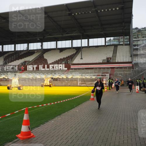 07.12.2025 - St. Pauli X-Mass-Run No. 15 Fabian Wolf http://msf.ph/oto/9420861 07.12.2025 11:42:25 Ziel 1288, 3903, 3905, 3906, 3908, 4600, 4606, 4614 meine-sportfotos.de