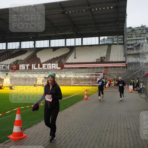07.12.2025 - St. Pauli X-Mass-Run No. 15 Fabian Wolf http://msf.ph/oto/9420865 07.12.2025 11:42:27 Ziel 1288, 3903, 3905, 3906, 3908, 4600, 4606, 4614 meine-sportfotos.de