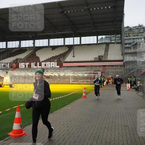 07.12.2025 - St. Pauli X-Mass-Run No. 15 Fabian Wolf http://msf.ph/oto/9420866 07.12.2025 11:42:27 Ziel 1288, 3903, 3905, 3906, 3908, 4600, 4606, 4614 meine-sportfotos.de