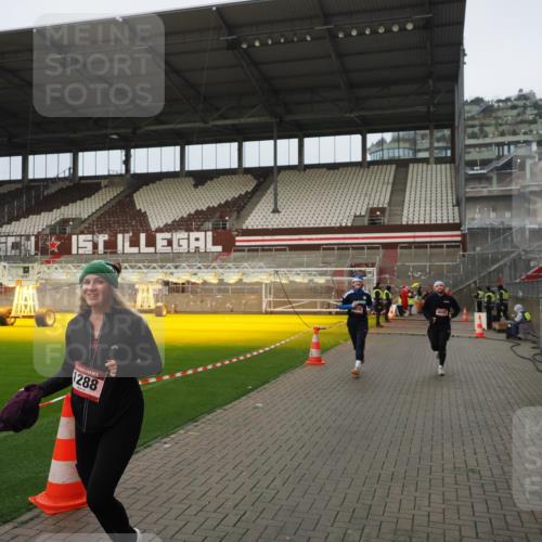07.12.2025 - St. Pauli X-Mass-Run No. 15 Fabian Wolf http://msf.ph/oto/9420867 07.12.2025 11:42:27 Ziel 1288, 3903, 3905, 3906, 3908, 4600, 4606, 4614 meine-sportfotos.de
