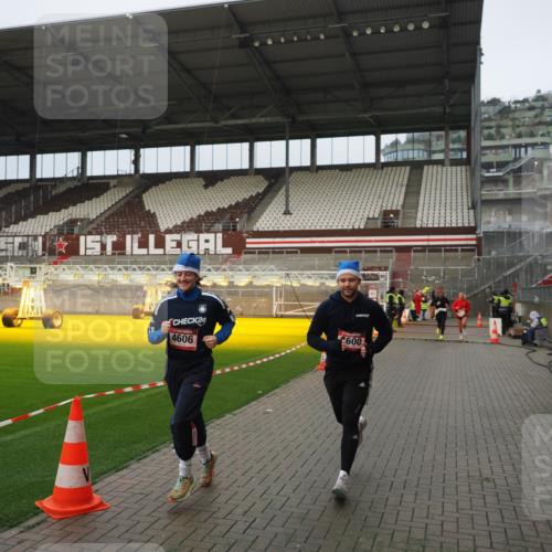 07.12.2025 - St. Pauli X-Mass-Run No. 15 Fabian Wolf http://msf.ph/oto/9420870 07.12.2025 11:42:29 Ziel 976, 1288, 3905, 3906, 3908, 4600, 4606, 4614 meine-sportfotos.de