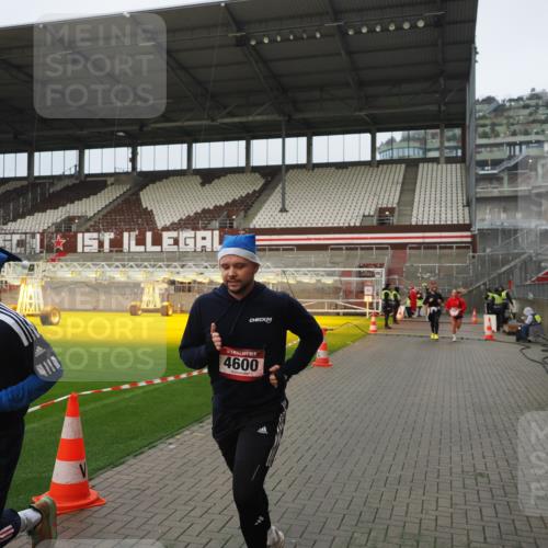 07.12.2025 - St. Pauli X-Mass-Run No. 15 Fabian Wolf http://msf.ph/oto/9420873 07.12.2025 11:42:30 Ziel 976, 1288, 4600, 4606, 4614 meine-sportfotos.de