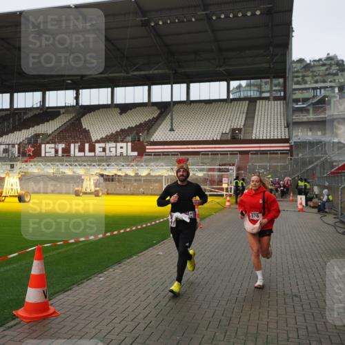 07.12.2025 - St. Pauli X-Mass-Run No. 15 Fabian Wolf http://msf.ph/oto/9420876 07.12.2025 11:42:34 Ziel 976, 1288, 4600, 4606 meine-sportfotos.de