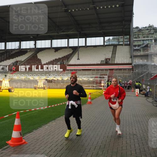 07.12.2025 - St. Pauli X-Mass-Run No. 15 Fabian Wolf http://msf.ph/oto/9420877 07.12.2025 11:42:34 Ziel 976, 1288, 4600, 4606 meine-sportfotos.de
