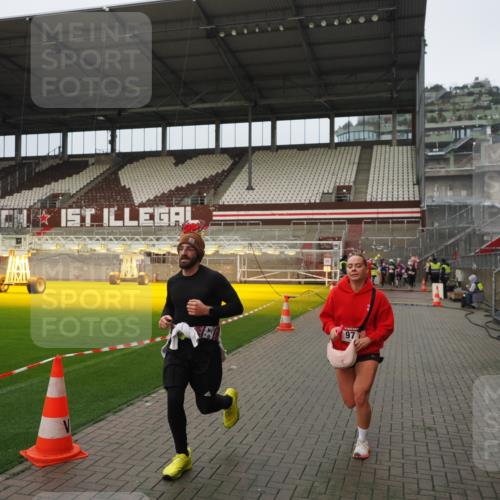 07.12.2025 - St. Pauli X-Mass-Run No. 15 Fabian Wolf http://msf.ph/oto/9420878 07.12.2025 11:42:35 Ziel 976, 1288, 4600, 4606 meine-sportfotos.de