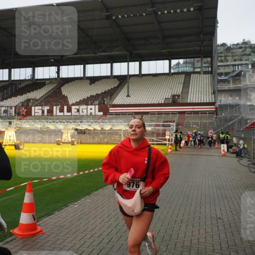 07.12.2025 - St. Pauli X-Mass-Run No. 15 Fabian Wolf http://msf.ph/oto/9420881 07.12.2025 11:42:35 Ziel 976, 1288, 4600, 4606 meine-sportfotos.de