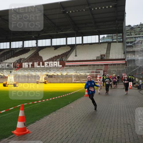 07.12.2025 - St. Pauli X-Mass-Run No. 15 Fabian Wolf http://msf.ph/oto/9420884 07.12.2025 11:42:40 Ziel 158, 172, 320, 323, 976, 3425, 3435, 3964, 3965, 4600, 4606 meine-sportfotos.de